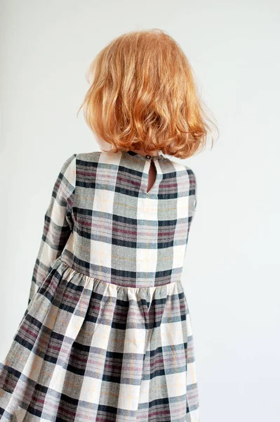Dziewczyna Sukience Kratkę Stoi Tyłem — Zdjęcie stockowe