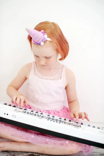 Girl Smart Dress Plays Piano — Stock Photo, Image