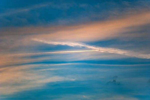 Letadla Pozadí Večerní Oblohy — Stock fotografie