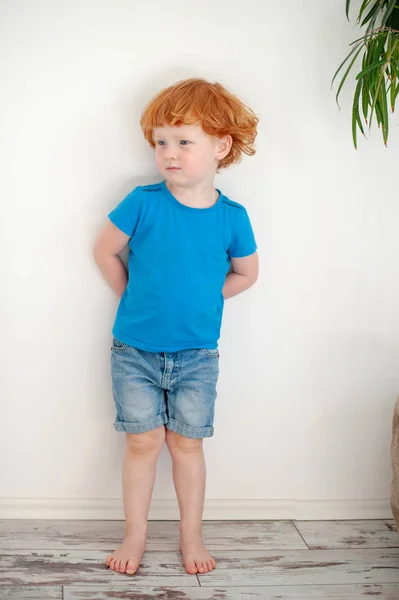 Een Trieste Jongen Een Blauw Shirt — Stockfoto