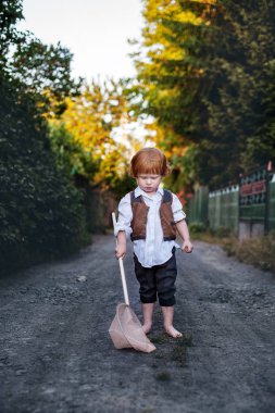 Bir net retro giysiler ile üzgün bir çocuk