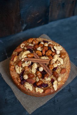 Siyah bir zemin üzerine ceviz pasta