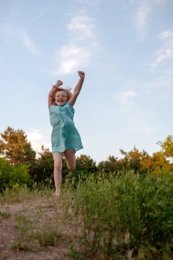 Kız sevinçle ellerini ile çalışır