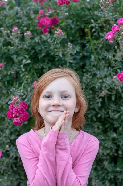 Retrato Una Niña Sobre Fondo Rosas — Foto de Stock