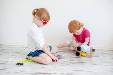 Çocuk oyuncak araba tamir