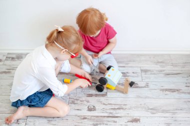 Çocuk oyuncak araba tamir