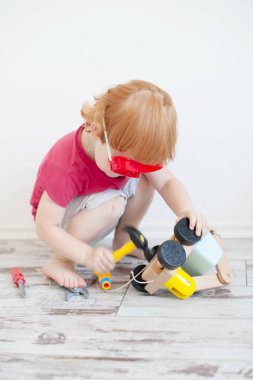 Çocuk oyuncak araba tamir