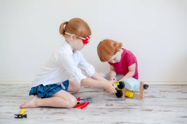 Çocuk oyuncak araba tamir