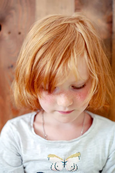 Ένα Κορίτσι Ένα Φωτεινό Ρουζ Στα Μάγουλά Της — Φωτογραφία Αρχείου