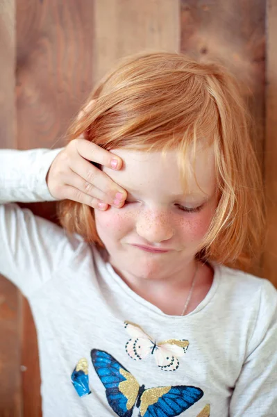 Ragazza Strofina Occhio Con Mano — Foto Stock