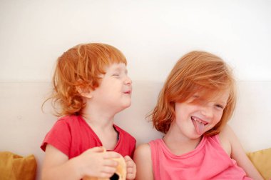 Yatağa geçmeyi kardeş