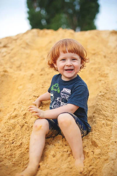 Ragazzo Che Gioca Sulla Sabbia Gialla — Foto Stock