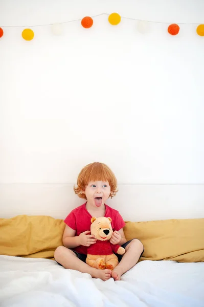 Ein Kind Hält Einen Teddybär Der Hand Und Zeigt Seine — Stockfoto