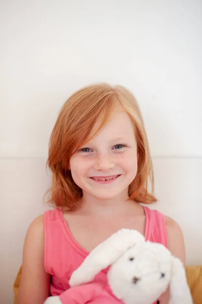 Usměvavá Dívka Plyšový Králík — Stock fotografie