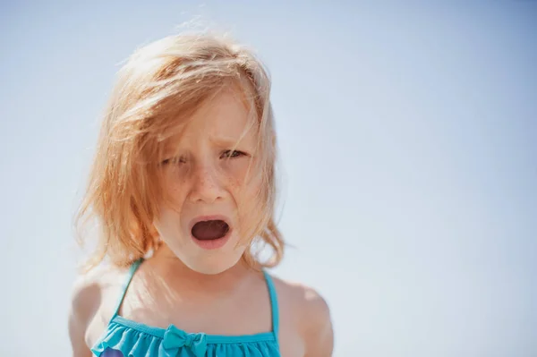 Kind Drückt Unzufriedenheit Mit Schreien Und Emotionen Aus — Stockfoto