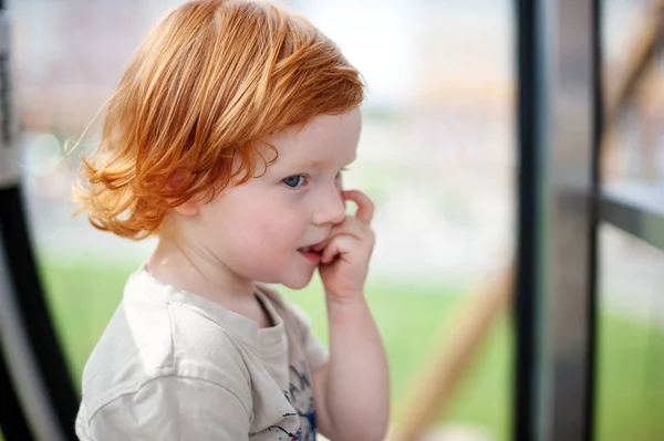 Rossa Bambino Preoccupa Morde Unghie — Foto Stock