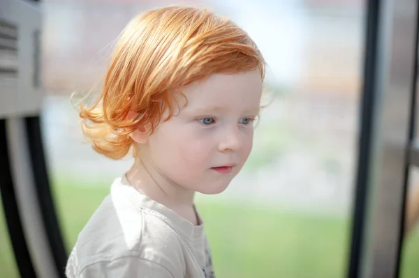 Redhead Barn Tänker Och Ser Tomrummet — Stockfoto