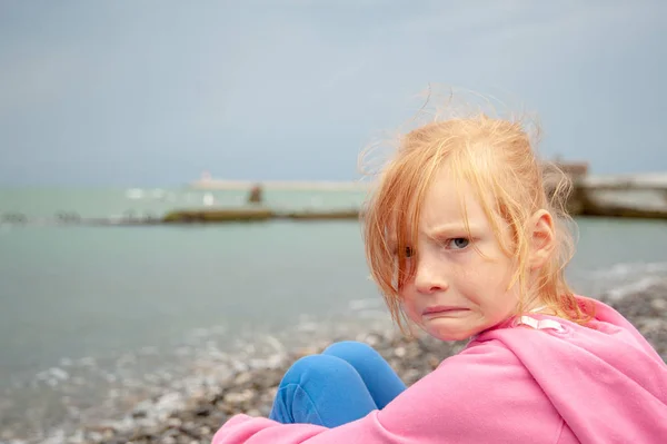 Das Mädchen Mit Dem Unzufriedenen Gesichtsausdruck Strand — Stockfoto