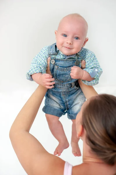 Sonriente Bebé Brazos Mamá —  Fotos de Stock