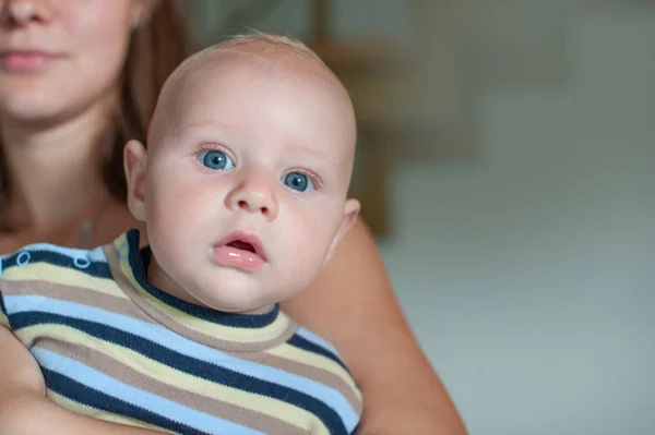 Sürpriz Baktılar Bebek Çocuk Annesinin Kollarında — Stok fotoğraf