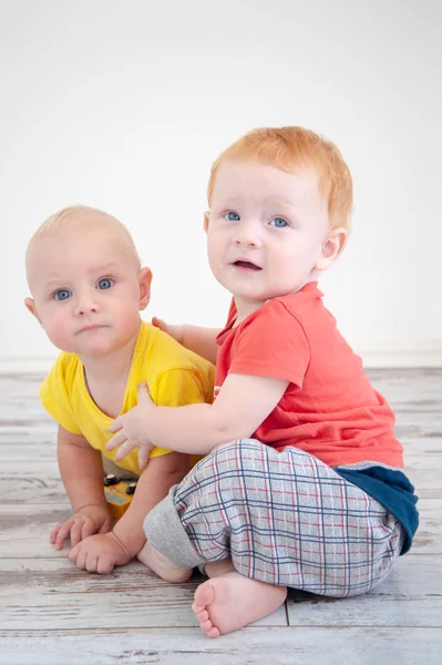 屋内の近くに つの男の子が座っています — ストック写真