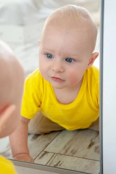Bir Doğum Lekesi Alında Çocukla Aynaya Bakar — Stok fotoğraf