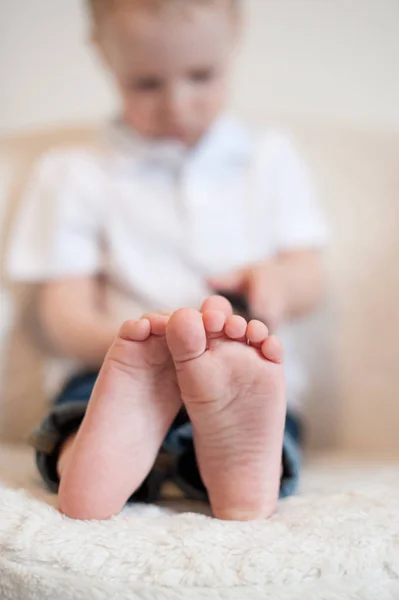Nogi Bliska Mały Chłopiec — Zdjęcie stockowe