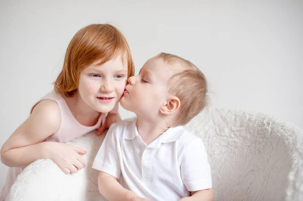 Menino Loiro Beija Menina Ruiva Bochecha — Fotografia de Stock