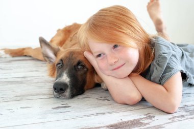 Kızıl saçlı köpek yavrusu ve Kızıl saçlı kız yere yat