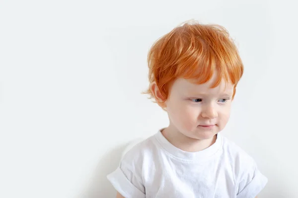 Ragazzo Rosso Pensieroso Uno Sfondo Bianco — Foto Stock