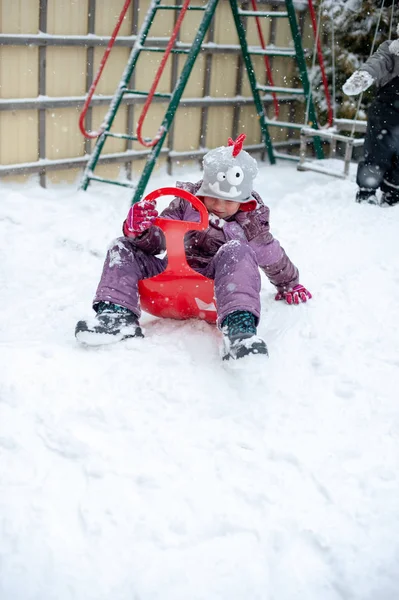 Kind Spielt Schnee Freien — Stockfoto