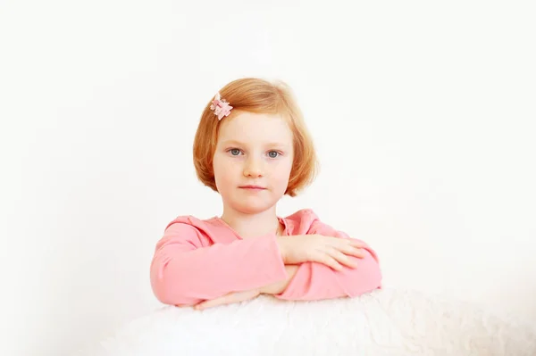 Rödhårig Flicka Rosa Shirt Och Rosett Håret Den Vita Bakgrunden — Stockfoto