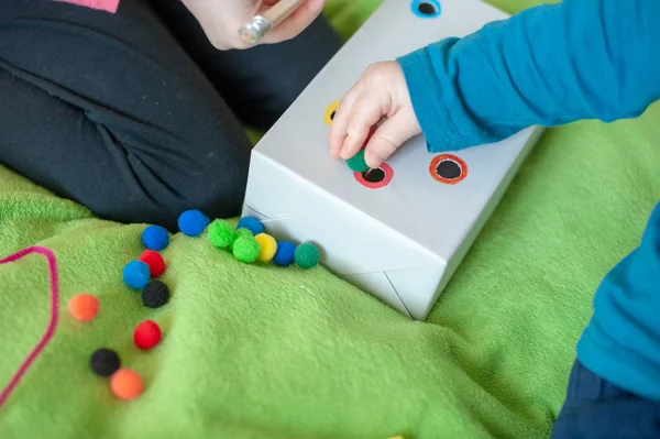 Kinder Spielen Auf Dem Bett — Stockfoto