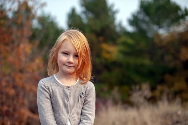 Portret Rudowłosej Dziewczyny Piegami — Zdjęcie stockowe