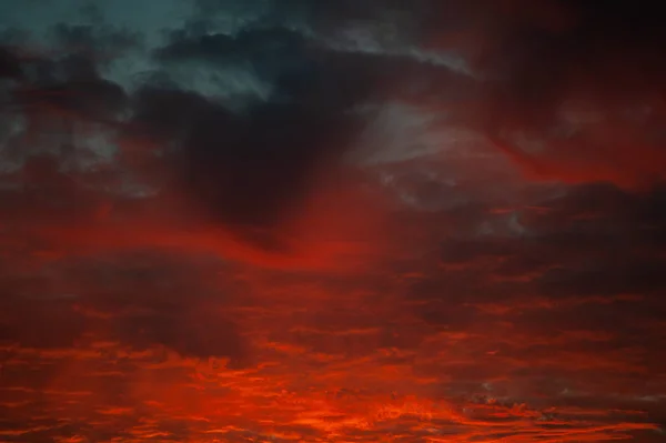 Parlak gün batımı gökyüzü ve bulutlar