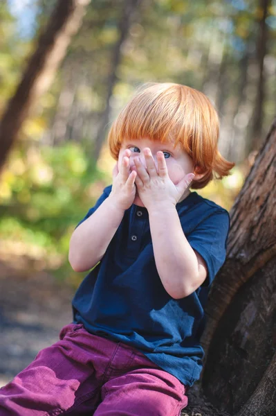 Rothaariger Junge Bedeckt Sein Gesicht Mit Den Händen — Stockfoto