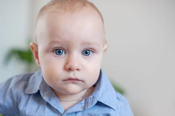 Grube Baby Bliska Duże Niebieskie Oczy — Zdjęcie stockowe