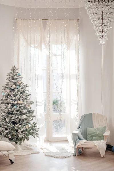 İç hassas süslemeleri ile Noel ağacı