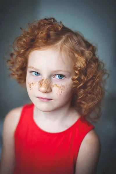 Ragazza Dai Capelli Rossi Ricci Con Vestito Rosso Brillantini Sul — Foto Stock