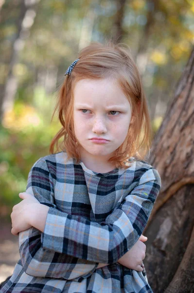Ein Mädchen Mit Einer Fratze Gesicht Unzufrieden — Stockfoto