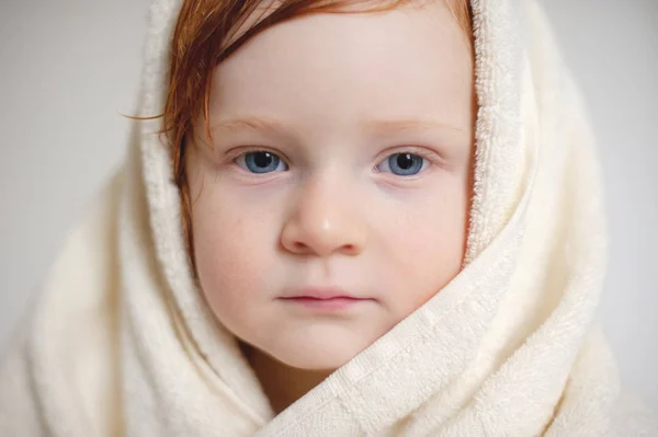 タオルで濡れた髪と 入浴後の赤ちゃん — ストック写真