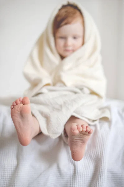 Dziecka Kąpieli Mokrych Włosów Ręcznikiem — Zdjęcie stockowe