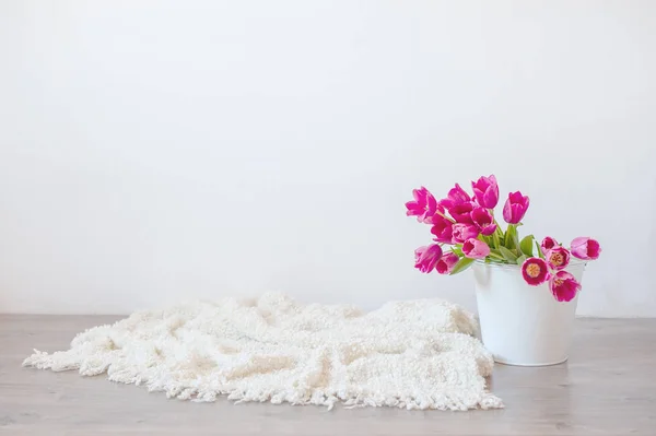 Розовые Тюльпаны Белом Фоне Ведре Копирайтом — стоковое фото