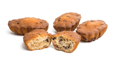 Beyaz arka planda izole edilmiş çikolatalı kek.