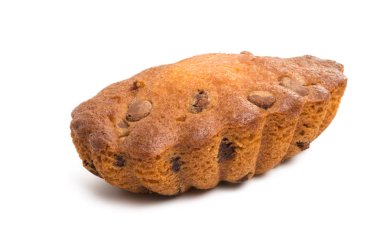 Beyaz arka planda izole edilmiş çikolatalı kek.