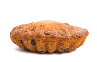 Beyaz arka planda izole edilmiş çikolatalı kek.