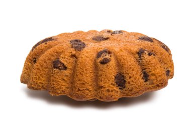 Beyaz arka planda izole edilmiş çikolatalı kek.