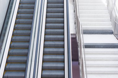 binanın içinde yürüyen merdiven