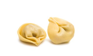 Ravioli beyaz arkaplanda izole edildi
