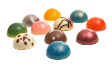 Beyaz arka plan üzerinde izole renkli sır içinde çikolata şeker